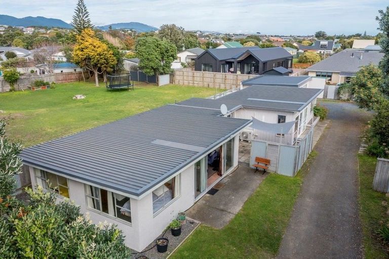 Photo of property in 16 Eruini Street, Waikanae Beach, Waikanae, 5036