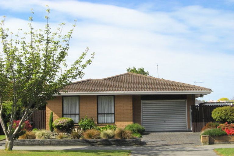 Photo of property in 2/58 Ambleside Drive, Burnside, Christchurch, 8053