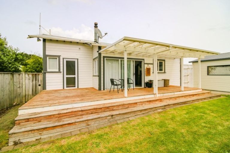 Photo of property in 9 Tongariro Street, Castlecliff, Whanganui, 4501