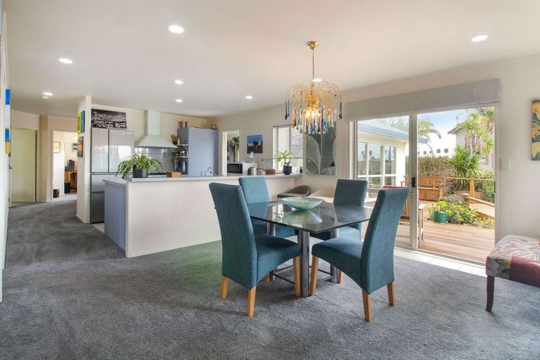 Photo of property in 14 Millen Place, Clarks Beach, 2122