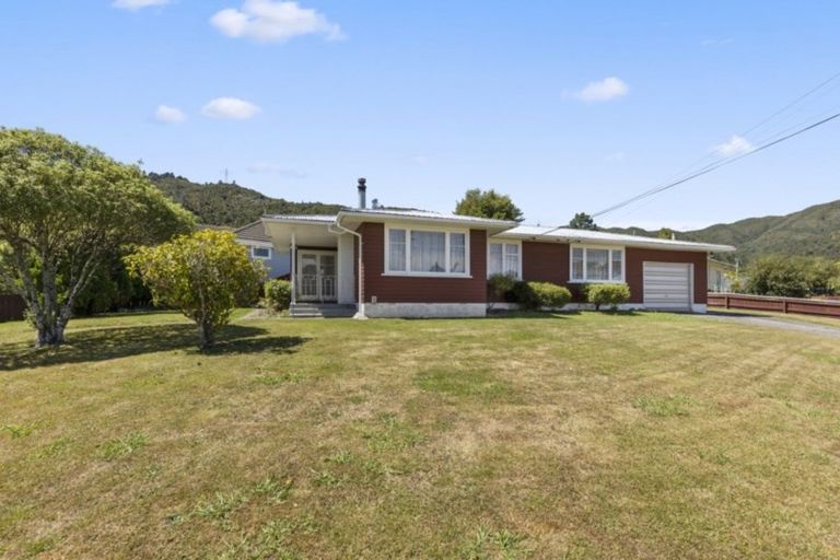 Photo of property in 2 Lowry Crescent, Stokes Valley, Lower Hutt, 5019