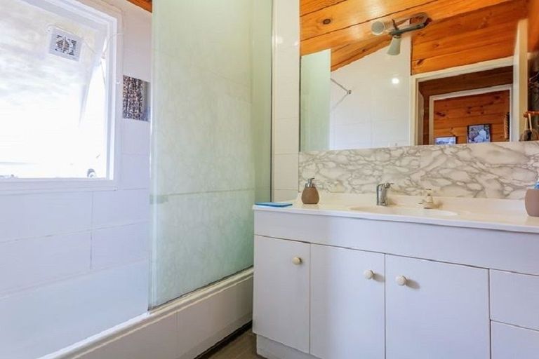 Photo of property in 60 Carlisle Road, Browns Bay, Auckland, 0630