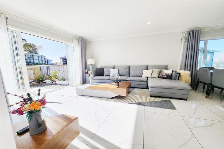 Photo of property in 73 Erlestoke Crescent, Churton Park, Wellington, 6037