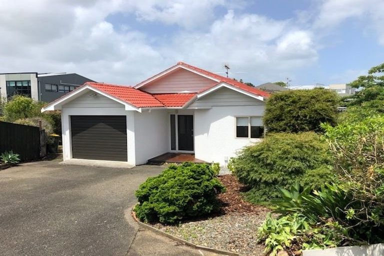 Photo of property in 2/2 East Coast Road, Milford, Auckland, 0620