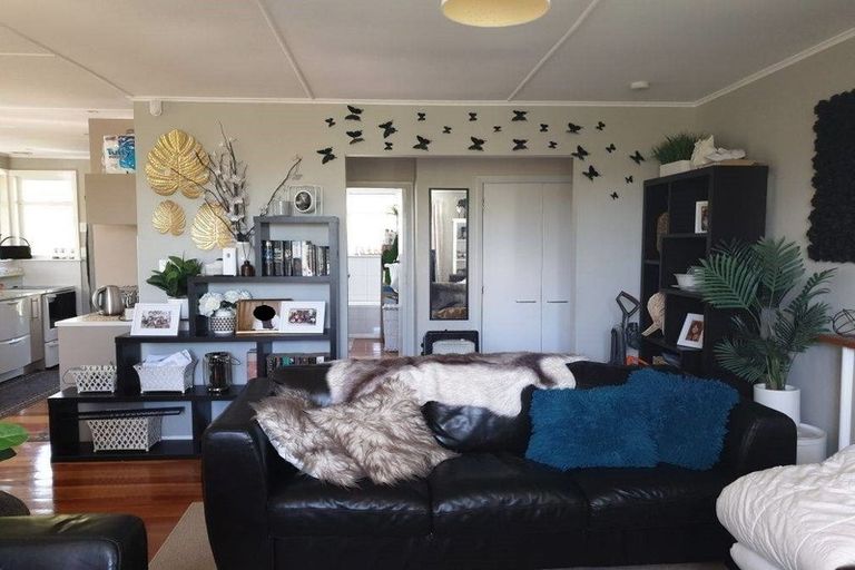 Photo of property in 5 Cumberland Grove, Cannons Creek, Porirua, 5024