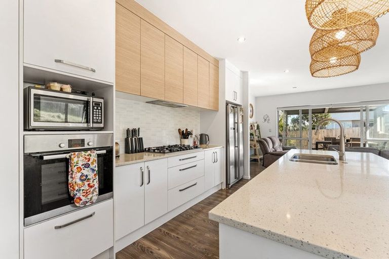 Photo of property in 33 Kaipuke Crescent, Gulf Harbour, Whangaparaoa, 0930
