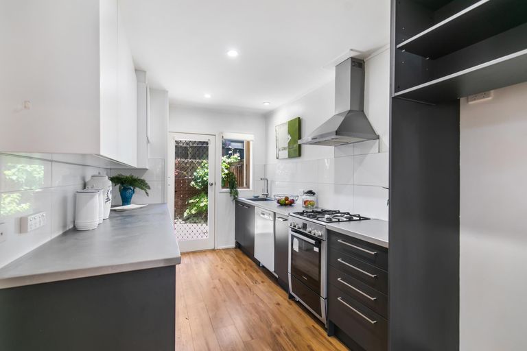 Photo of property in 2/83 Uxbridge Road, Cockle Bay, Auckland, 2014