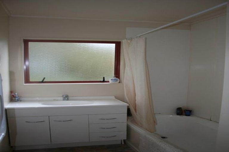 Photo of property in 28 Chilcott Road, Henderson, Auckland, 0612