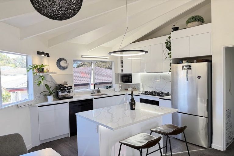 Photo of property in 2 Hanui Place, Massey, Auckland, 0614