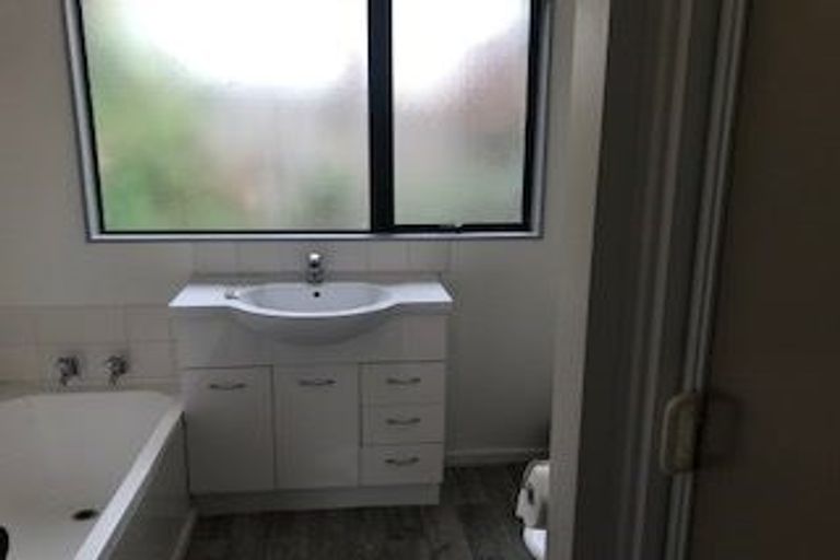 Photo of property in 3/128 Triangle Road, Massey, Auckland, 0614