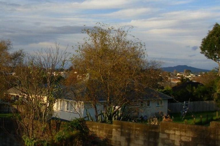 Photo of property in 39 Raleigh Road, Northcote, Auckland, 0627