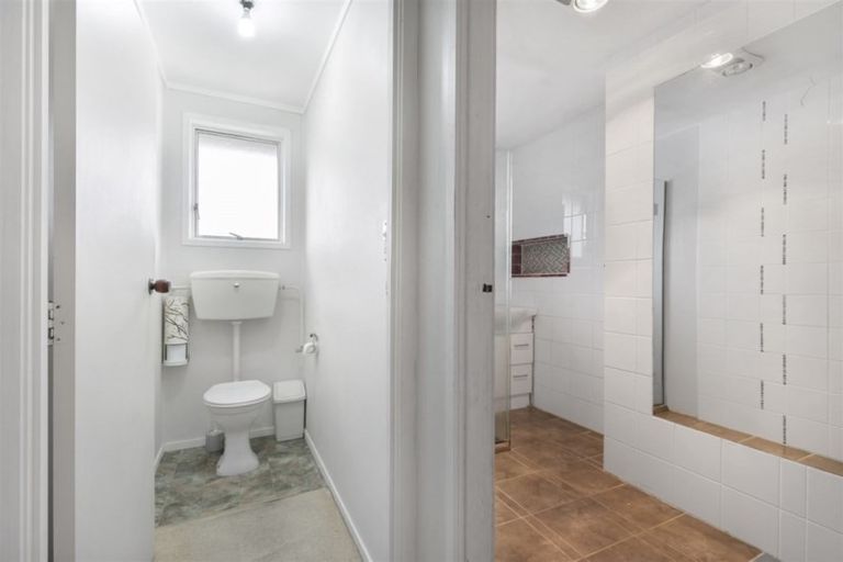 Photo of property in 28 St Catherine Crescent, West Harbour, Auckland, 0618