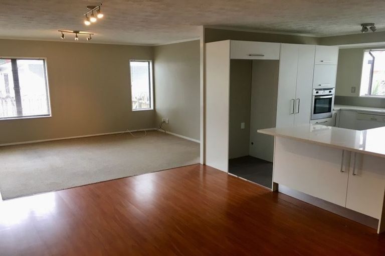 Photo of property in 2/44 Darren Crescent, Half Moon Bay, Auckland, 2012