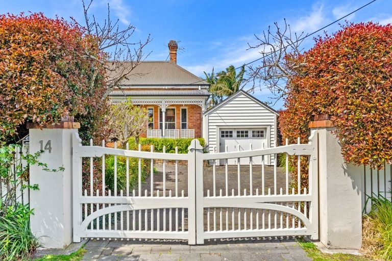 Photo of property in 14 Eversleigh Road, Belmont, Auckland, 0622