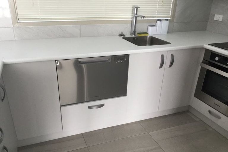 Photo of property in 3/2 Vodanovich Road, Te Atatu South, Auckland, 0610