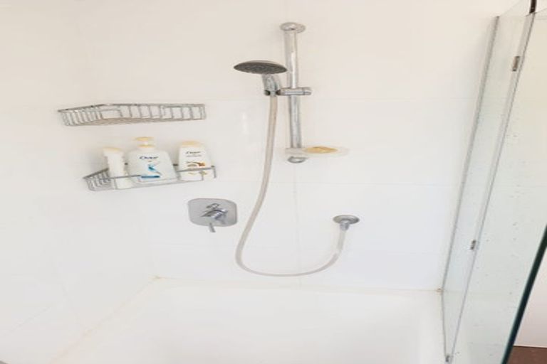 Photo of property in 15 Cayman Place, Unsworth Heights, Auckland, 0632