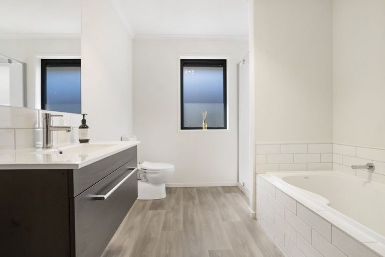 Photo of property in 4 Magnetic Place, Cromwell, 9310