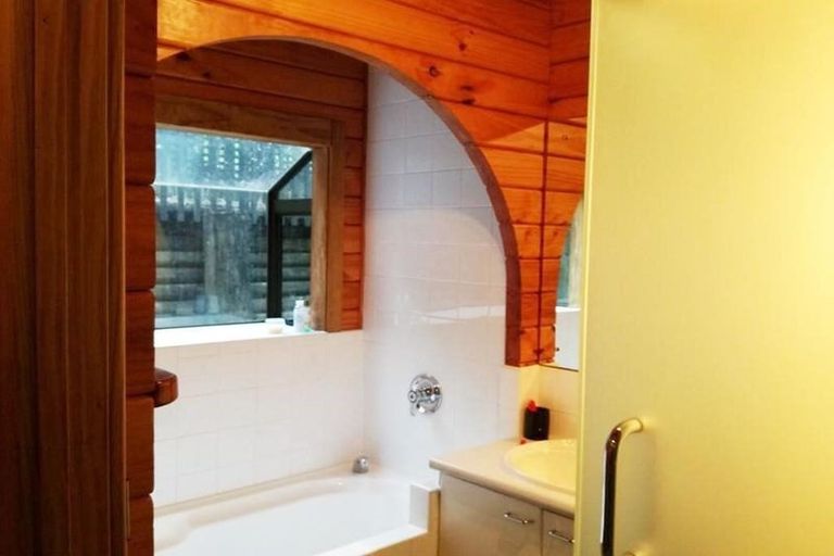 Photo of property in 554 Scenic Drive, Waiatarua, Auckland, 0612