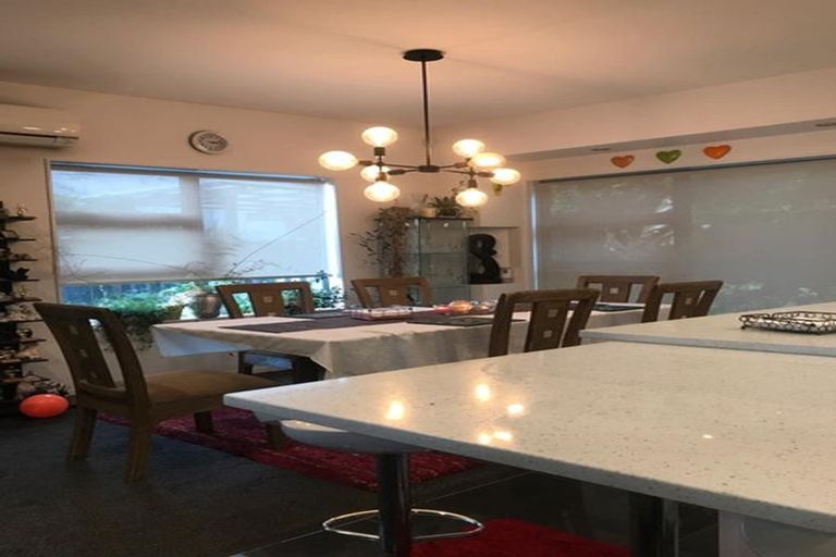 Photo of property in 37 Newington Road, Henderson, Auckland, 0612