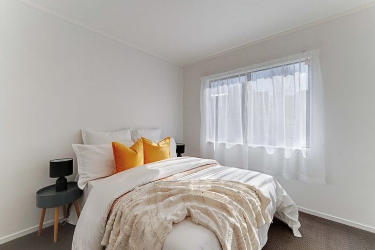Photo of property in 2/95 Fairclough Road, Beach Haven, Auckland, 0626