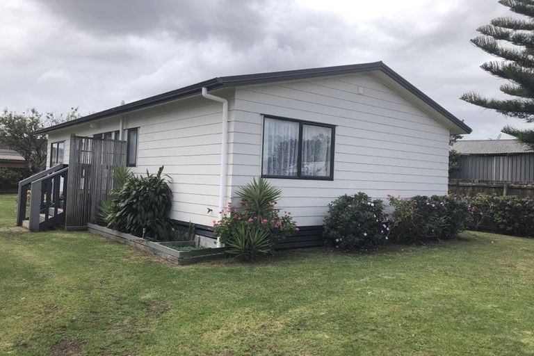 Photo of property in 13a Etherton Drive, Weymouth, Auckland, 2103