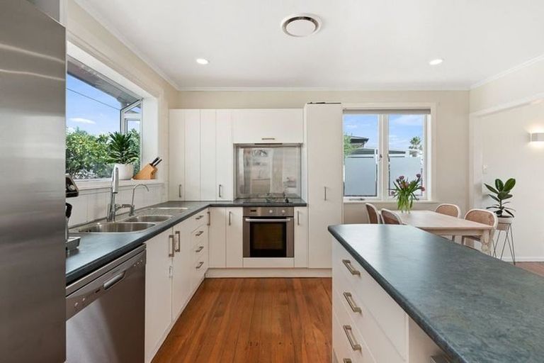 Photo of property in 10 Edgerton Road, Te Atatu Peninsula, Auckland, 0610