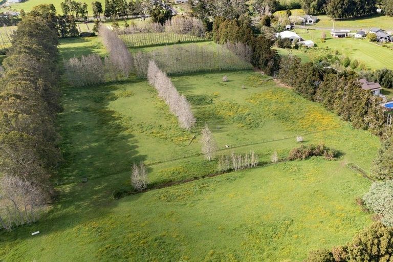 Photo of property in 870 Waitakere Road, Kumeu, 0891