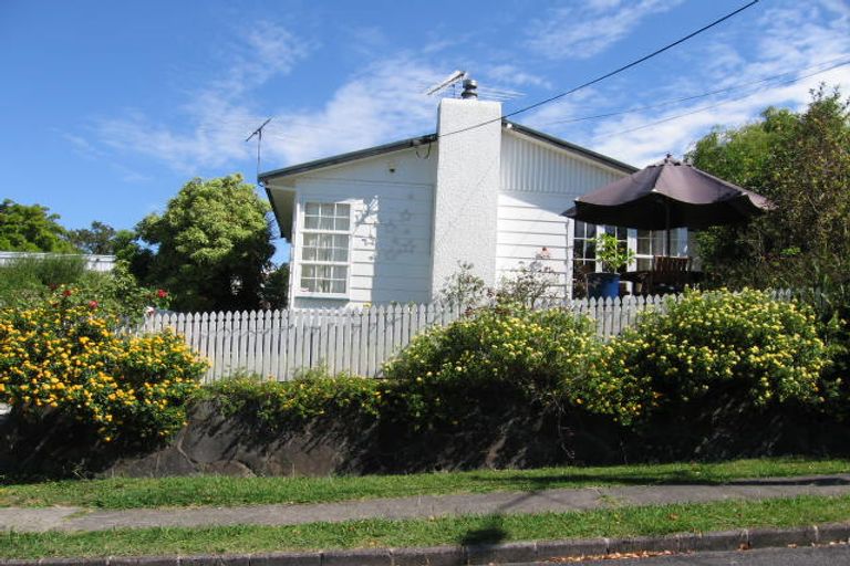 Photo of property in 1/1 Gray Crescent, Torbay, Auckland, 0630