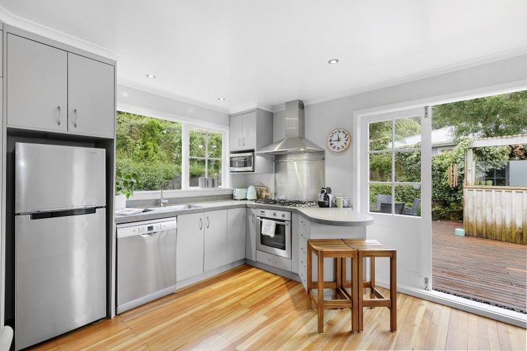 Photo of property in 5 Richmond Hill, Glenside, Wellington, 6037