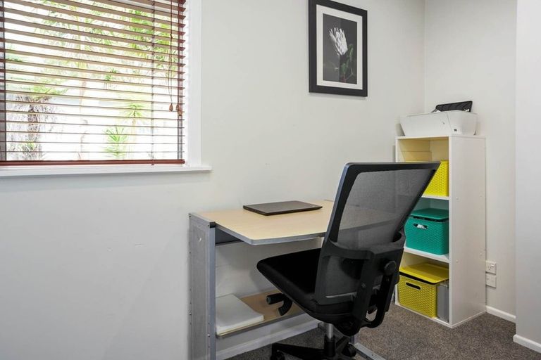 Photo of property in 16 Regal Place, Forrest Hill, Auckland, 0620