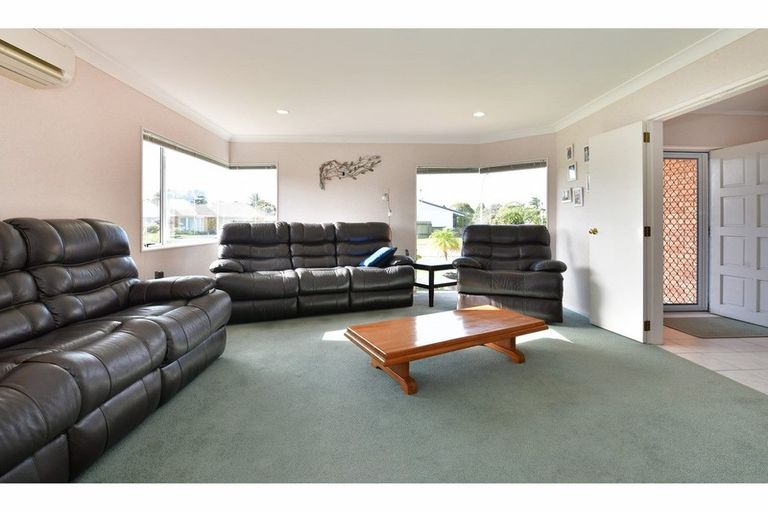 Photo of property in 1 Lakeside Drive, Orewa, 0931