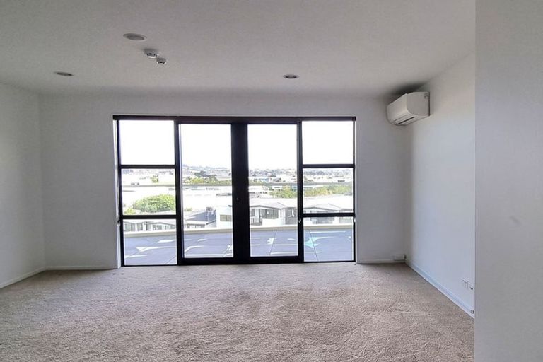 Photo of property in Apollo Apartments, 201/46 Rosedale Road, Rosedale, Auckland, 0632