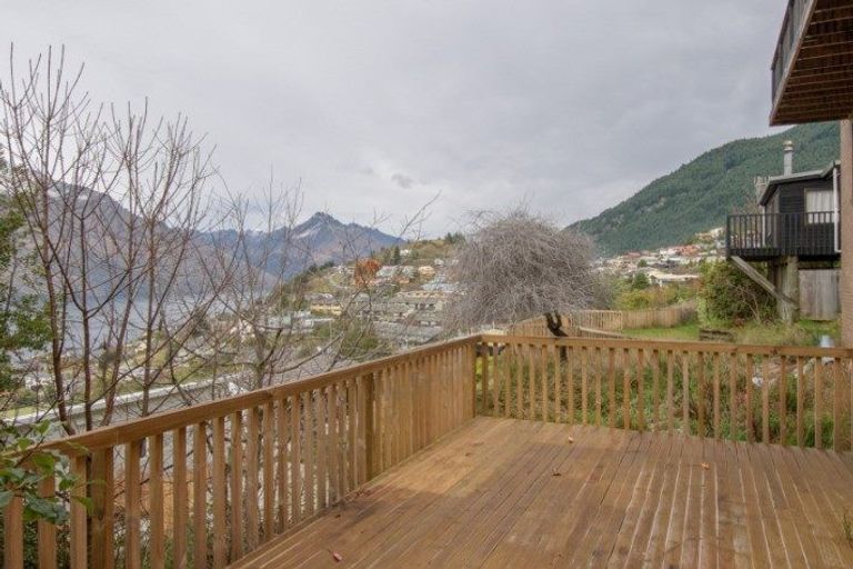 Photo of property in 73a Wynyard Crescent, Fernhill, Queenstown, 9300