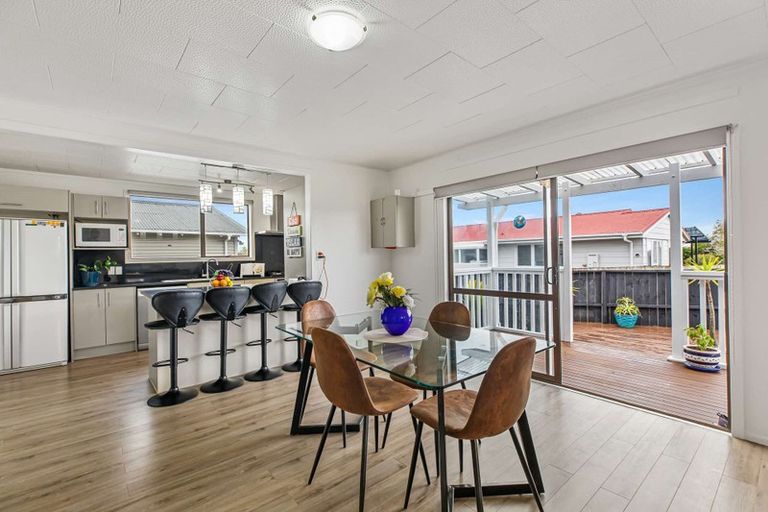 Photo of property in 11c Bamboo Grove, Kelston, Auckland, 0602