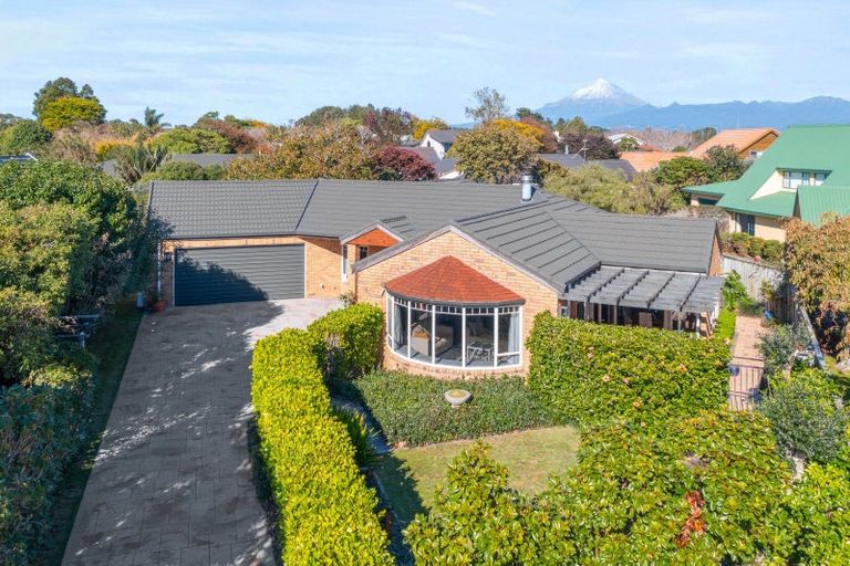 Photo of property in 9 Taylor Place, Merrilands, New Plymouth, 4312