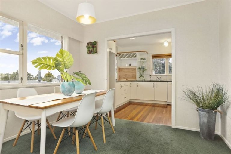 Photo of property in 14 Fowey Avenue, Te Atatu South, Auckland, 0610