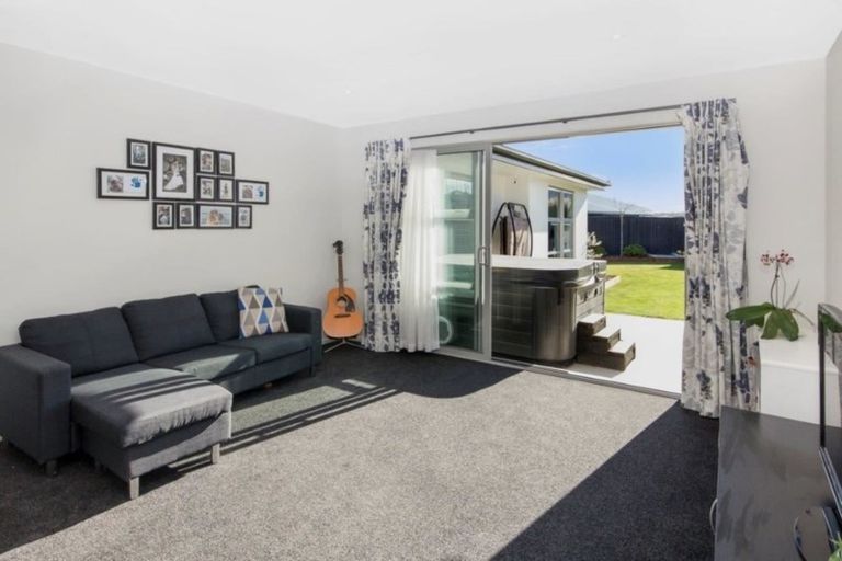 Photo of property in 9 Foresters Crescent, Parklands, Christchurch, 8083