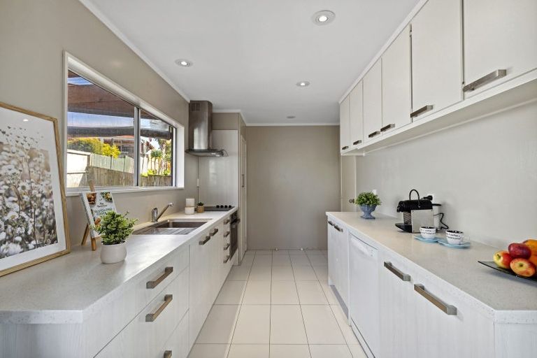 Photo of property in 1/15 Valdese Rise, Browns Bay, Auckland, 0630