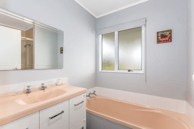Photo of property in 2 Coventry Close, Ascot Park, Porirua, 5024