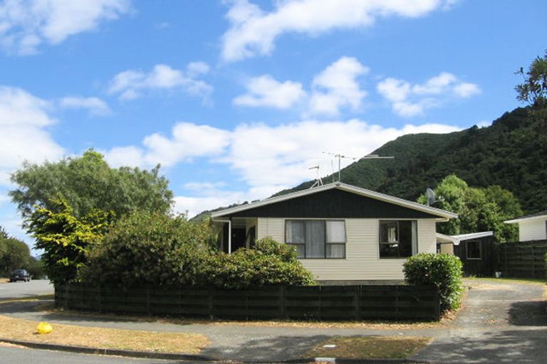 Photo of property in 31 Larchmont Grove, Totara Park, Upper Hutt, 5018