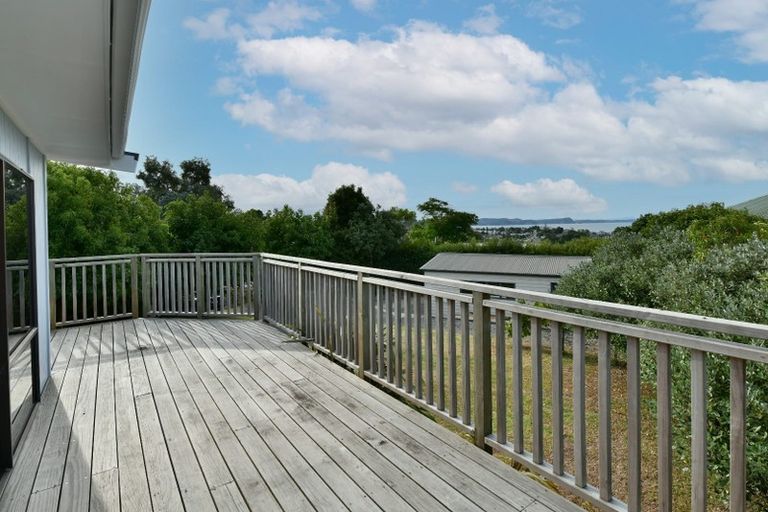 Photo of property in 1 Surf Road, Stanmore Bay, Whangaparaoa, 0932