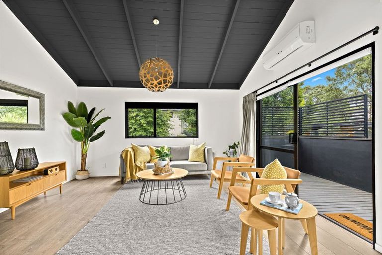 Photo of property in 1/663a Beach Road, Rothesay Bay, Auckland, 0630