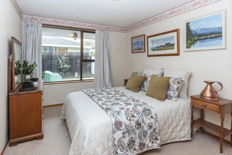 Photo of property in 2/10 Broadfell Avenue, Avonhead, Christchurch, 8042