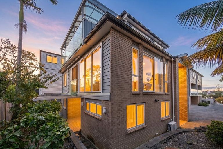 Photo of property in 25 Pupuke Road, Birkenhead, Auckland, 0627