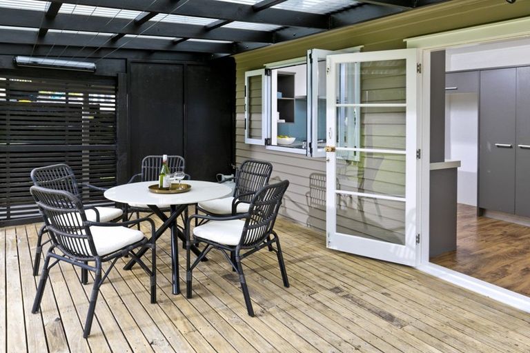 Photo of property in 18 Hellyers Street, Birkdale, Auckland, 0626