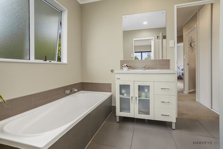 Photo of property in 1 Lesa Annis Place, Henderson, Auckland, 0612