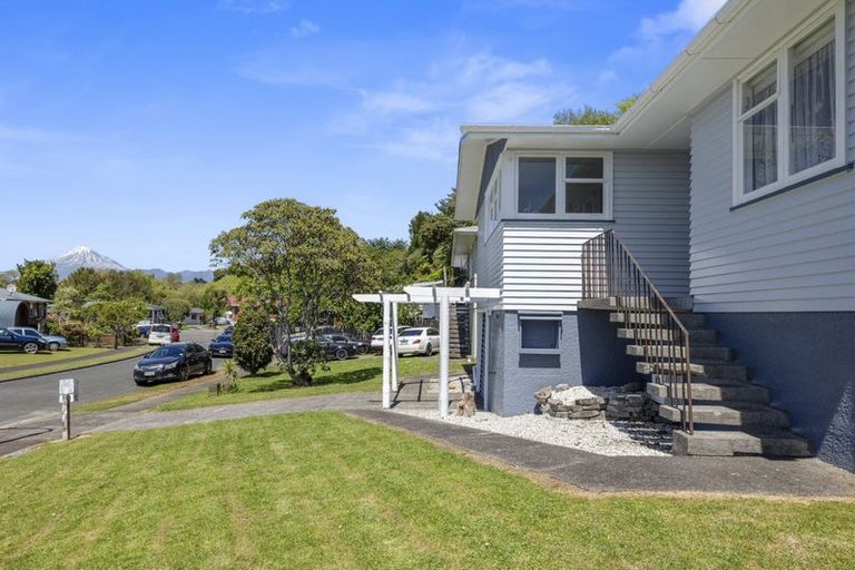 Photo of property in 12 Regent Place, Blagdon, New Plymouth, 4310