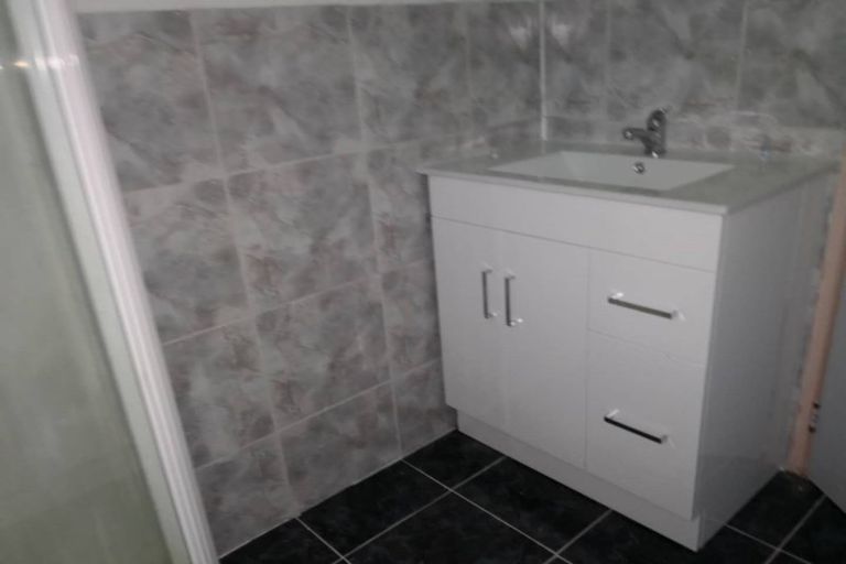 Photo of property in 24 Woodside Avenue, Northcote, Auckland, 0627