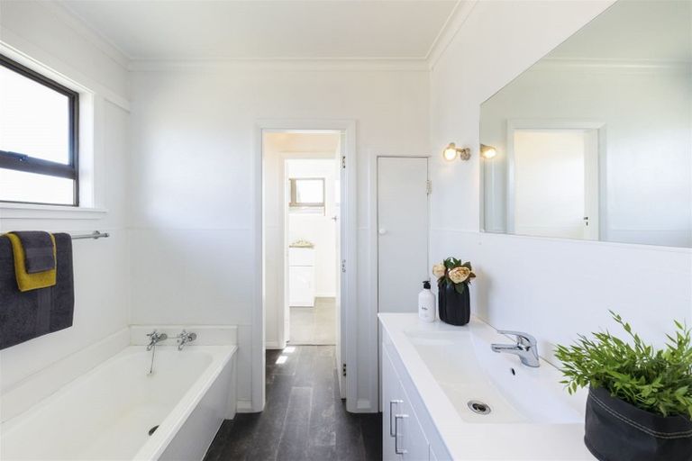 Photo of property in 1 Nairn Crescent, Awapuni, Palmerston North, 4412