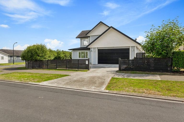 Photo of property in 17 Walter Ruddock Avenue, Kumeu, 0810